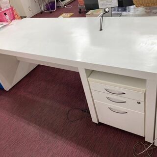 無料でオフィス家具をお渡しします。（白テーブルワゴン付き）