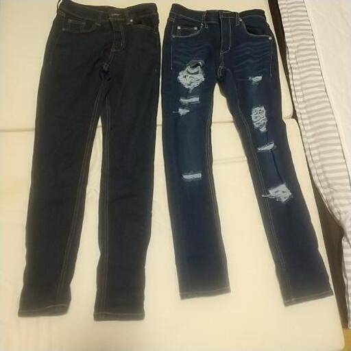 左しまむら右アベイルジーンズ