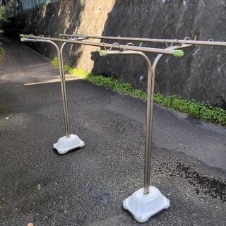 ステンレスの物干し竿と物干し台のセットです。