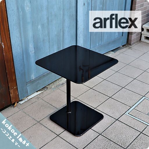 arflex(アルフレックス)よりBLITS(ブリッツ)サイドテーブル ブラックです。カンチレバー(片持ち)構造でソファへの差し込みが可能♪シンプルでモダンなデザインはお部屋のアクセントにも！①BJ112