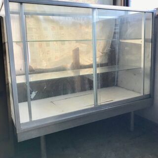両開きガラスケースの画像