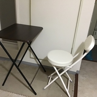 折りたたみテーブルとチェア