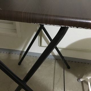 折りたたみテーブルとチェアの画像