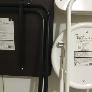 折りたたみテーブルとチェアの画像