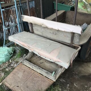 今はもう動かない荷車の画像