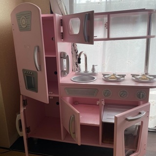 子ども用キッチンと小物の画像