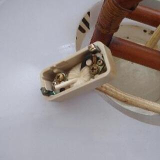 電気の笠と蛍光灯