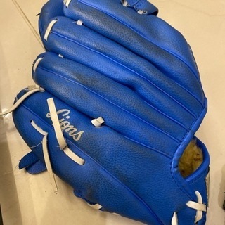 アシックスビヨンドバットと練習用グローブ2点の画像