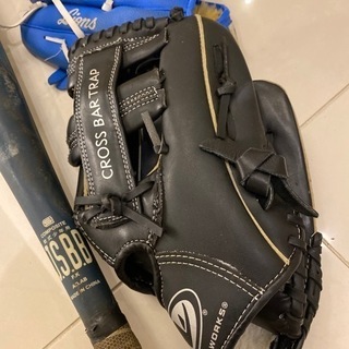 アシックスビヨンドバットと練習用グローブ2点の画像