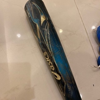 アシックスビヨンドバットと練習用グローブ2点の画像