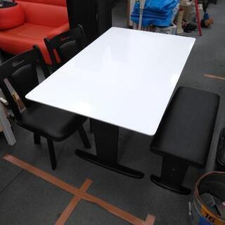 ダイニングテーブル　回転椅子2脚とベンチシート