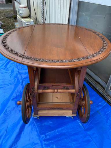 値下げしました　インテリア丸テーブル(折りたたみ式) キャスター付けました。