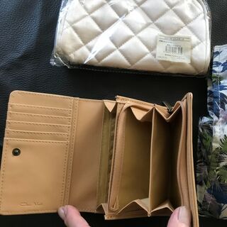 ★誰かまとめてもらってください！布製手提げバッグ・化粧ポーチ・2つ折り財布の3点！の画像