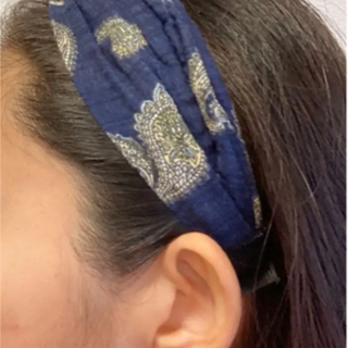カチューシャ【紺色】ペイズリー　勾玉柄　ヘアアクセサリー　レディース　年中使えるの画像