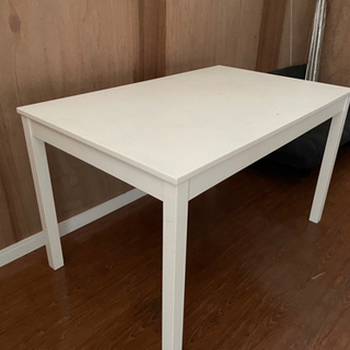 IKEAのテーブル　の画像