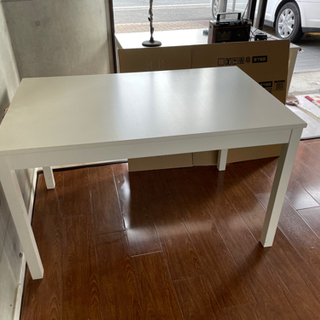 IKEAのテーブル　の画像
