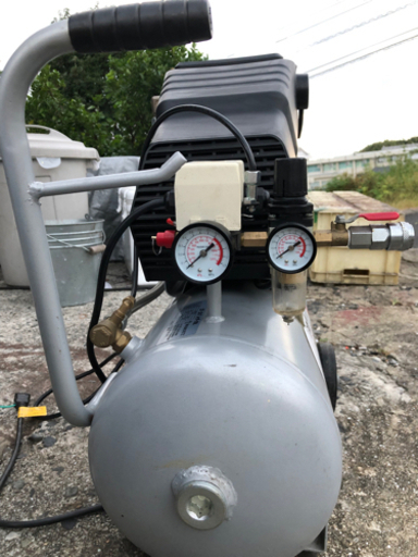 オイルレスエアーコンプレッサー100V