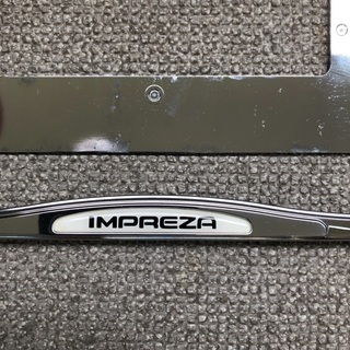 スバル純正ナンバーフレームの画像