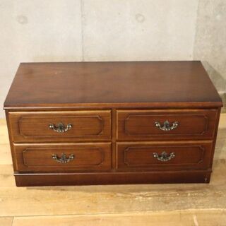 Karimoku(カリモク家具)の人気シリーズCOLONIAL(コロニアル)の2段4杯ローチェストです。アメリカンカントリースタイルのクラシカルな整理箪笥はお部屋を上品な空間に♪BJ133の画像