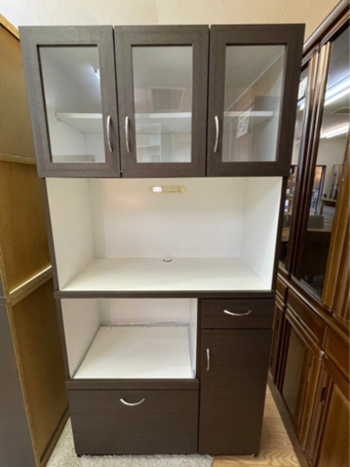 【リサイクルサービス八光　田上店　配達・設置OK】ホワイト＆ダークブラウン食器棚　2口コンセント付