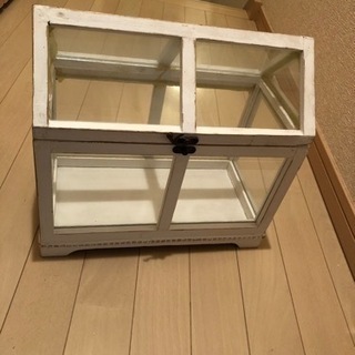 木工椅子　ガラスケース　かざり棚の画像