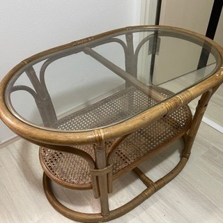 籐のテーブルの画像