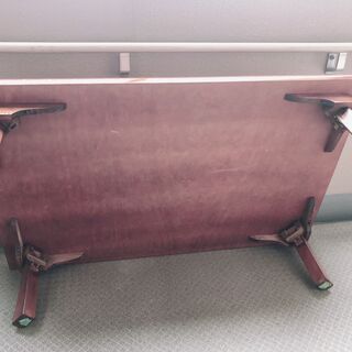 レトロなアンティークローテーブルの画像
