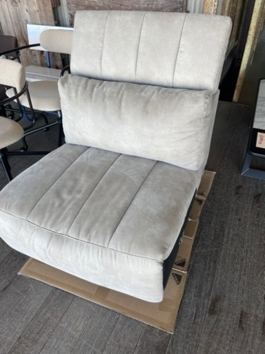 46万円のソファーの真ん中だけ1000円で販売します！