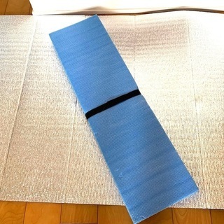 アウトドア５点セット（携帯用冷蔵保温庫、フィールドチャッカー、カセットコンロ、ザル付きトレー、レジャーマット2枚）の画像