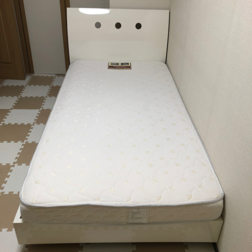 美品　東京インテリアのシングルベッドとマットレス
