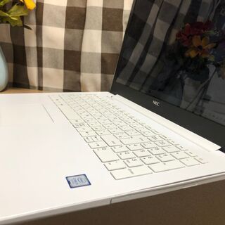 2018年7月発売モデル！値下げ(^▽^)/Ａランク美品・Ｗｅｂカメラ内蔵💗高速ｉ３第七世代/爆速ＳＳＤ２４０ＧＢ/メモリ４ＧＢ💗人気のエクストラホワイト/Ｗｉｎ１０/Office2019付/15.6ｲﾝﾁ/無線ＬＡＮ/ＤＶＤ・ＣＤ再生ソフト付　No.2010005の画像