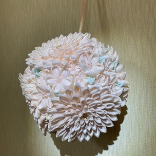 つまみ細工　ボールブーケの画像