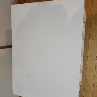 IKEA　キャスター付きホワイトラック　ODDA キャスター破損　天板若干のシミありの画像