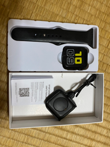 当方最寄駅まで取りに来ていただける方限定になります。  applewatch シリーズ2 38mm space gray  本体は目立った傷汚れなく美品です。 ベルトは使用感あり。 M/Lの付属ベルトは未使用です。 充電コード、アダプタは使用していますので若干傷汚れあります。  Suicaや Apple Pay の支払いに対応 防水機能付き  付属品：箱、充電コード、アダプター、MLサイズ付属ベルト  動作確認済み 初期化済み