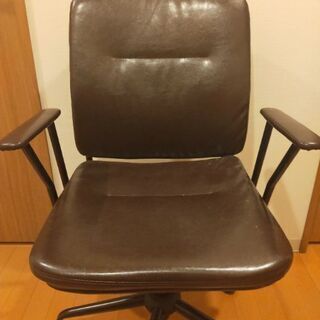 ブラウンレザーのデスクチェア