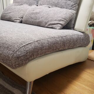 レザーとファブリック素材の2人掛けソファの画像