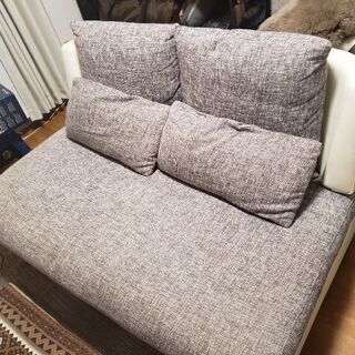 レザーとファブリック素材の2人掛けソファ