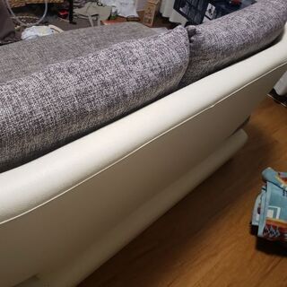 レザーとファブリック素材の2人掛けソファの画像