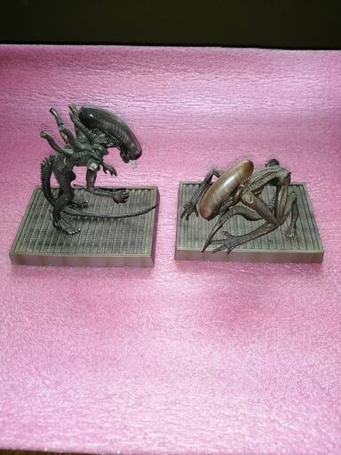 怪獣フィギュア2体