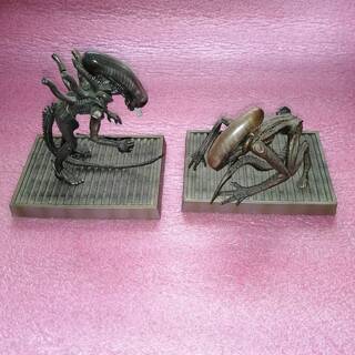 怪獣フィギュア2体