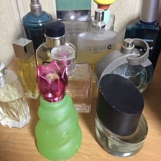 古い香水やオーデコロンの画像
