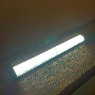 【訳アリ】人感 センサーライト LED 電池式 10ランプ 貼り付け型（昼白色 2個入）の画像