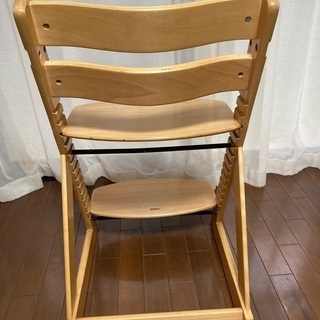 子供椅子(座面、足置きの高さ調節可能)の画像