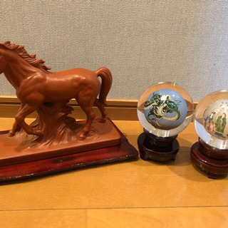 馬の置物、水晶2個(箱付き)