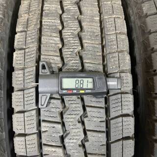 ハイエース キャラバン☆バリ山スタッドレス☆15インチスタッドレス☆貨物！195/80R15 107/105L LT DUNLOP wintermaxx SV01 2016年4本!!の画像