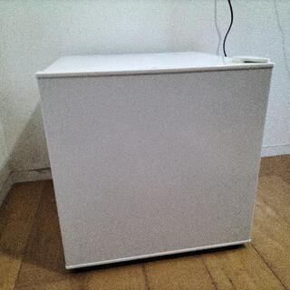 小型冷蔵庫です。