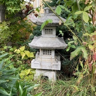 締め切ります！庭にある置物？