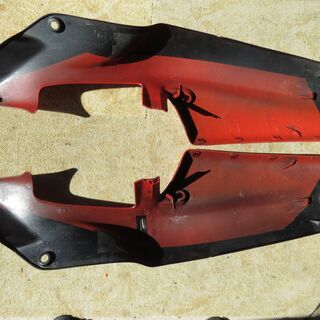 NSR250R　純正シートカウル左右　ジャンクの画像