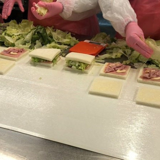 【製造作業】長期スタッフ/未経験者歓迎/３つの時間帯から選択OKの画像