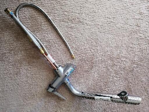 浄水器内蔵ハンドシャワー　水栓　タカギ　取説、部品付　新品未使用品　台付シングルレバー混合水栓キッチンをリフォームした際、キッチンユニットの水栓を交換したので必要がなくなりました。\n新品未使用品です。\n返品、交換は出来ませんので、画像を良くご覧の上、確認して下さい。\n\nメーカ希望小売価格は49800円です。\n\n質問が有ればお待ちしております。